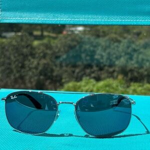 Ray-Ban Aviator Silver/Blue Mirror Polarized Sunglasses New in case.